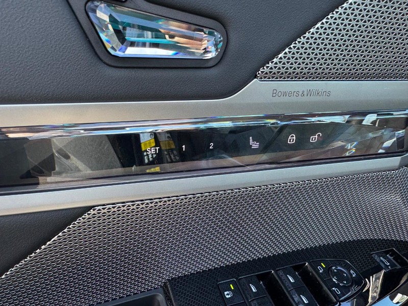 BMW 7 Series Vehicle Full-screen Gallery Image 18