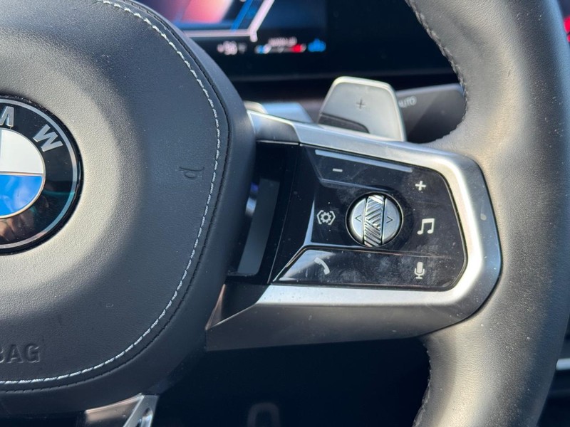 BMW 7 Series Vehicle Full-screen Gallery Image 21