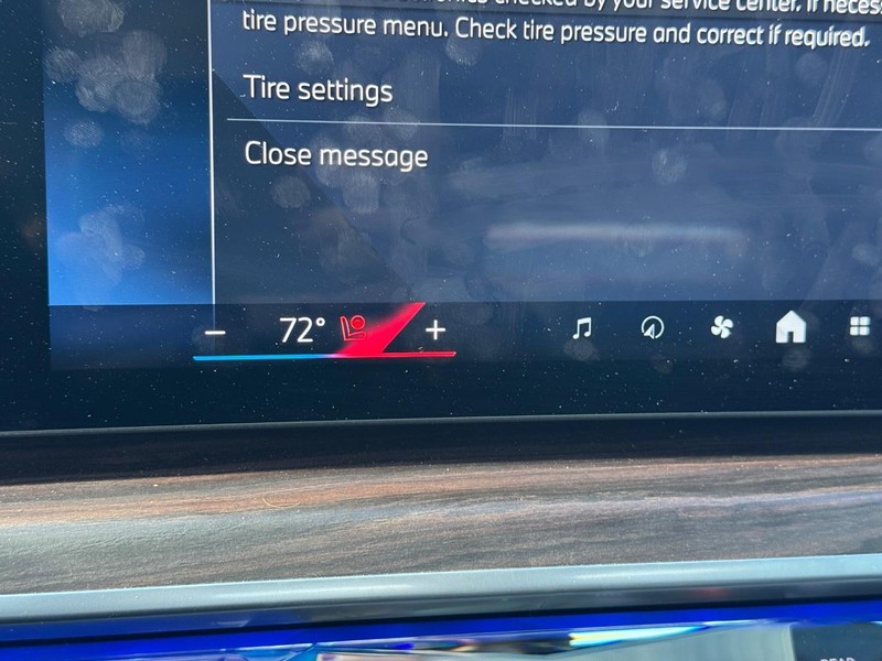 BMW 7 Series Vehicle Full-screen Gallery Image 22