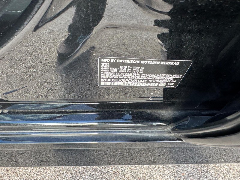 BMW 7 Series Vehicle Full-screen Gallery Image 24