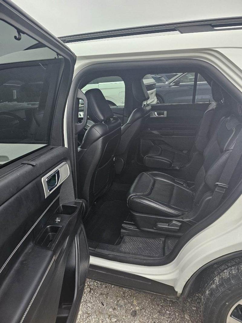 Ford Explorer Vehicle Full-screen Gallery Image 06