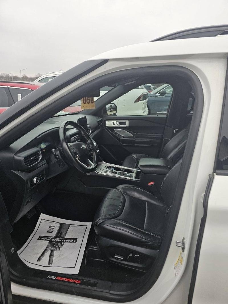 Ford Explorer Vehicle Full-screen Gallery Image 06