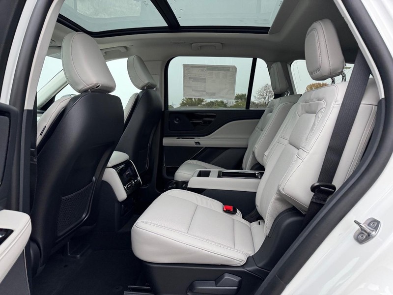 Lincoln Aviator Vehicle Full-screen Gallery Image 10