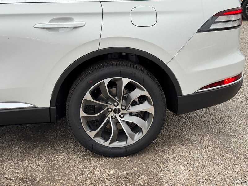 Lincoln Aviator Vehicle Full-screen Gallery Image 11