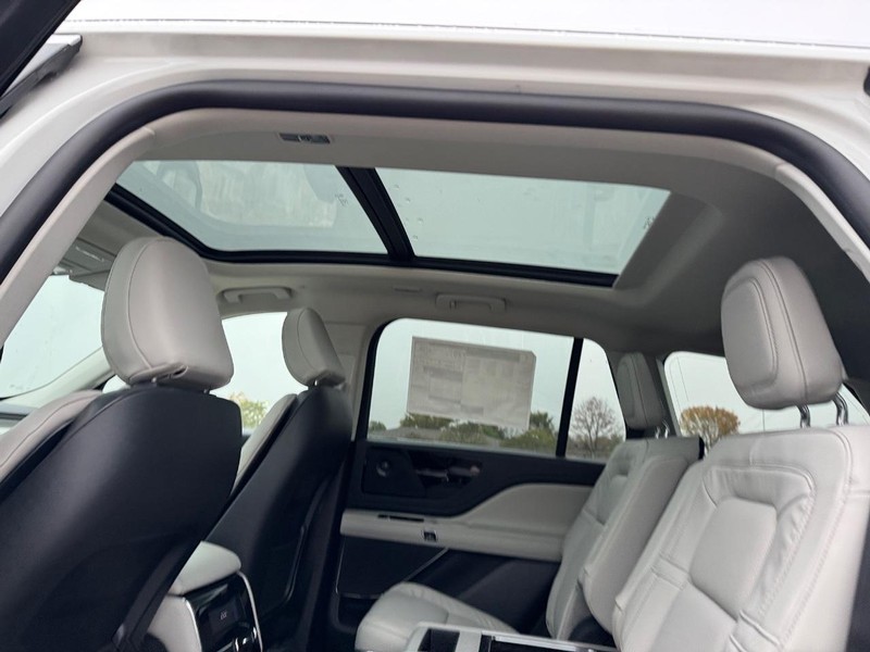 Lincoln Aviator Vehicle Full-screen Gallery Image 12