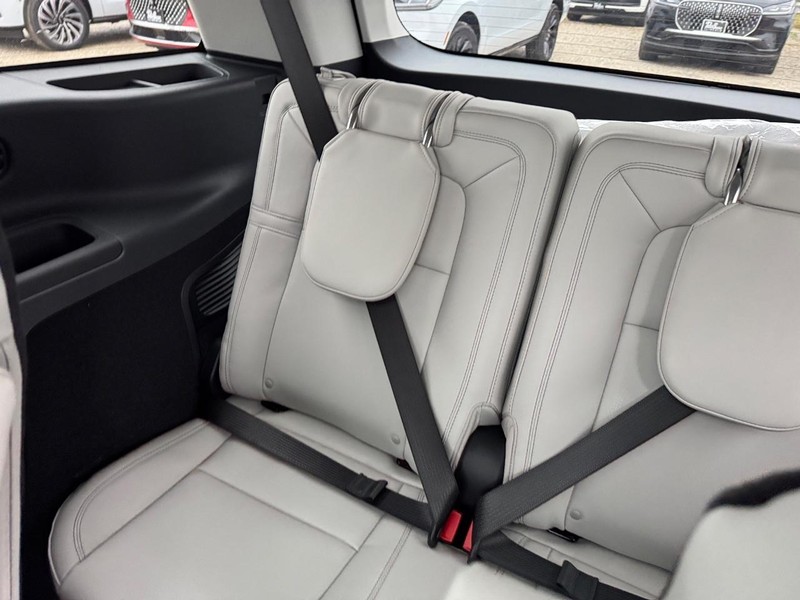 Lincoln Aviator Vehicle Full-screen Gallery Image 13