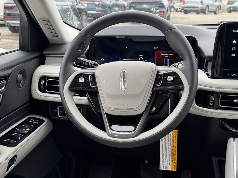 Lincoln Aviator Vehicle Full-screen Gallery Image 16