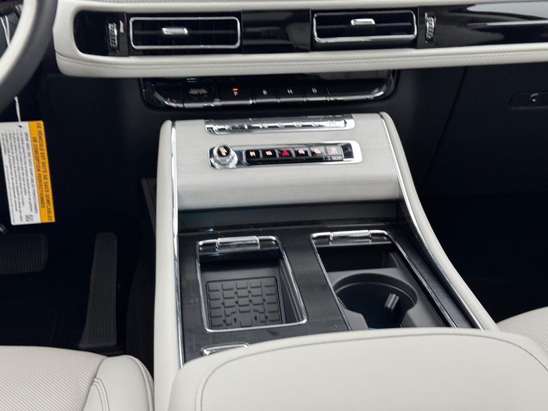 Lincoln Aviator Vehicle Full-screen Gallery Image 18