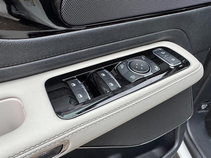 Lincoln Aviator Vehicle Full-screen Gallery Image 20