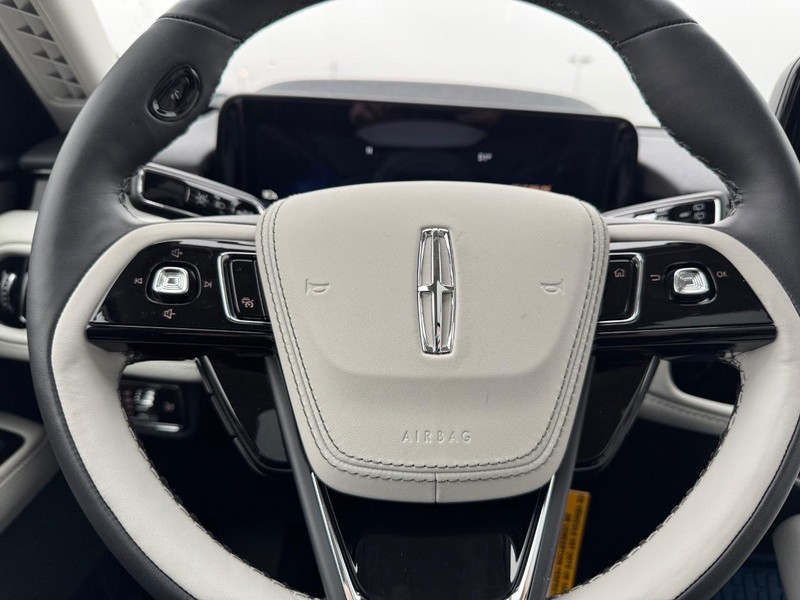 Lincoln Aviator Vehicle Full-screen Gallery Image 22