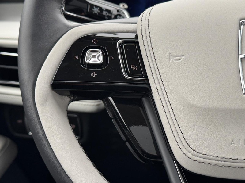 Lincoln Aviator Vehicle Full-screen Gallery Image 23