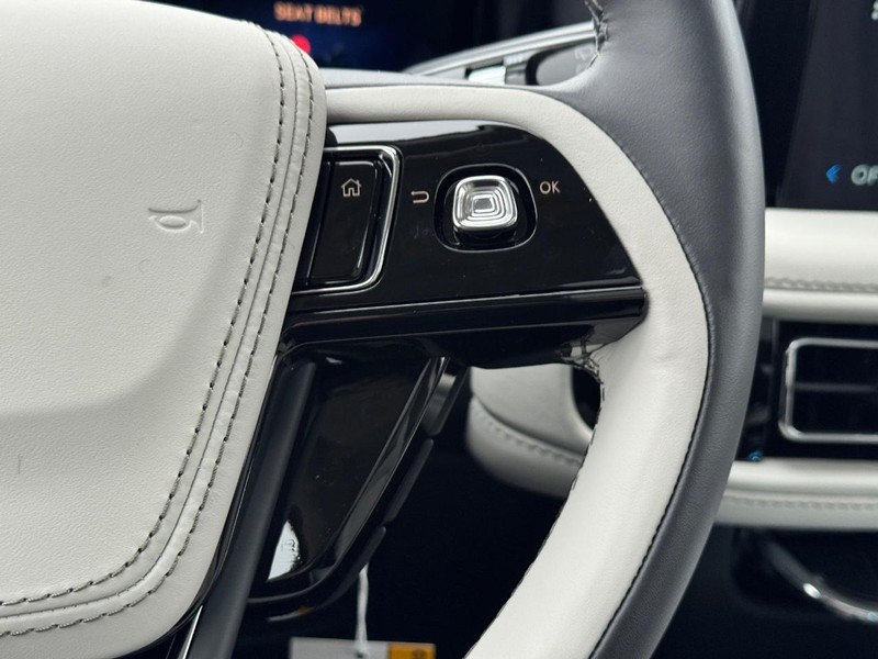 Lincoln Aviator Vehicle Full-screen Gallery Image 24