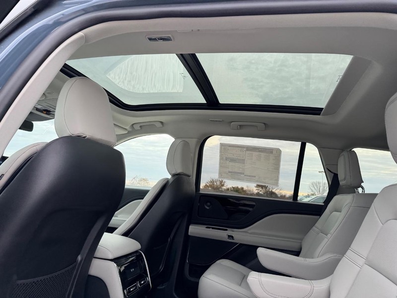 Lincoln Aviator Vehicle Full-screen Gallery Image 11