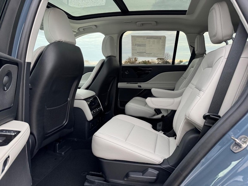 Lincoln Aviator Vehicle Full-screen Gallery Image 12