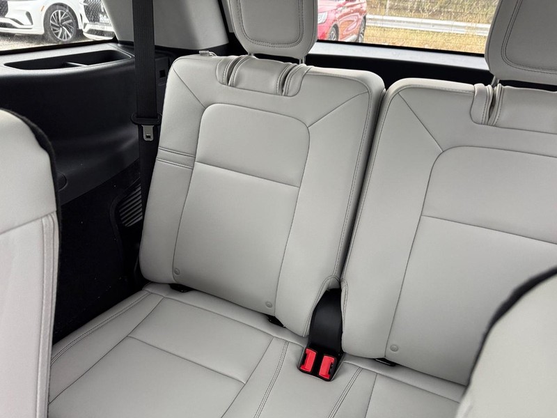 Lincoln Aviator Vehicle Full-screen Gallery Image 14