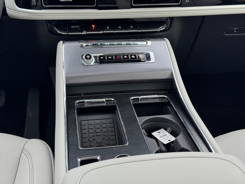 Lincoln Aviator Vehicle Full-screen Gallery Image 18