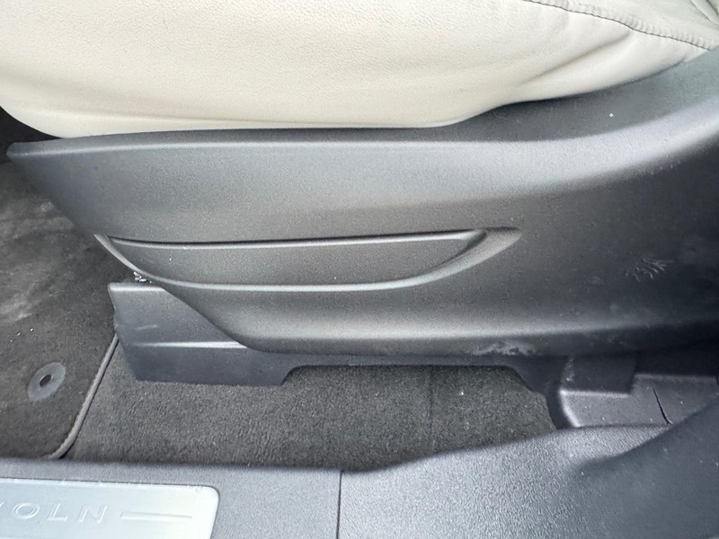 Lincoln Aviator Vehicle Full-screen Gallery Image 19