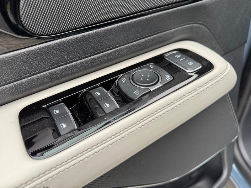 Lincoln Aviator Vehicle Full-screen Gallery Image 20