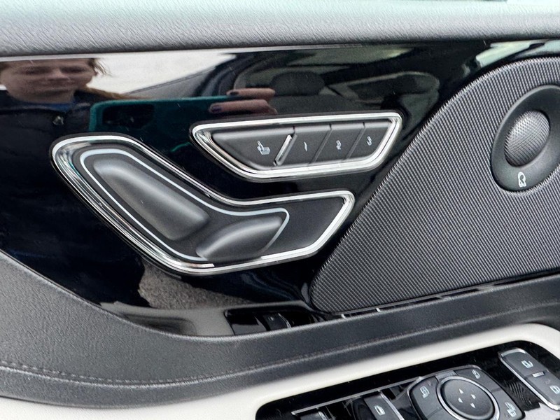 Lincoln Aviator Vehicle Full-screen Gallery Image 21