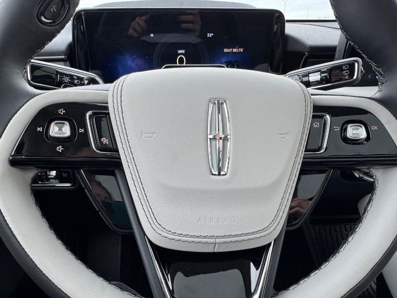 Lincoln Aviator Vehicle Full-screen Gallery Image 22