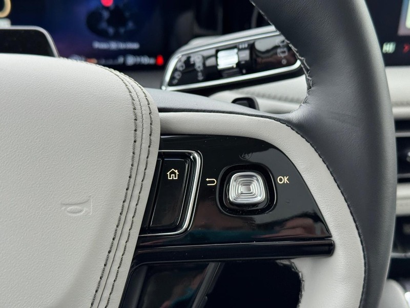 Lincoln Aviator Vehicle Full-screen Gallery Image 24