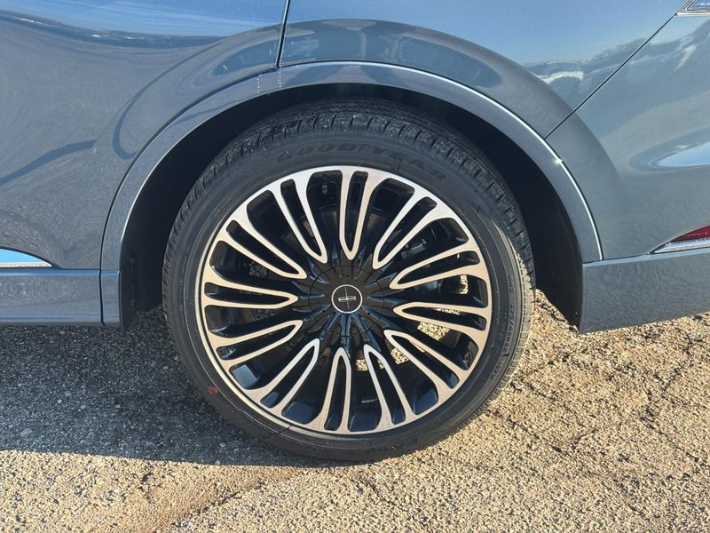 Lincoln Aviator Vehicle Full-screen Gallery Image 10