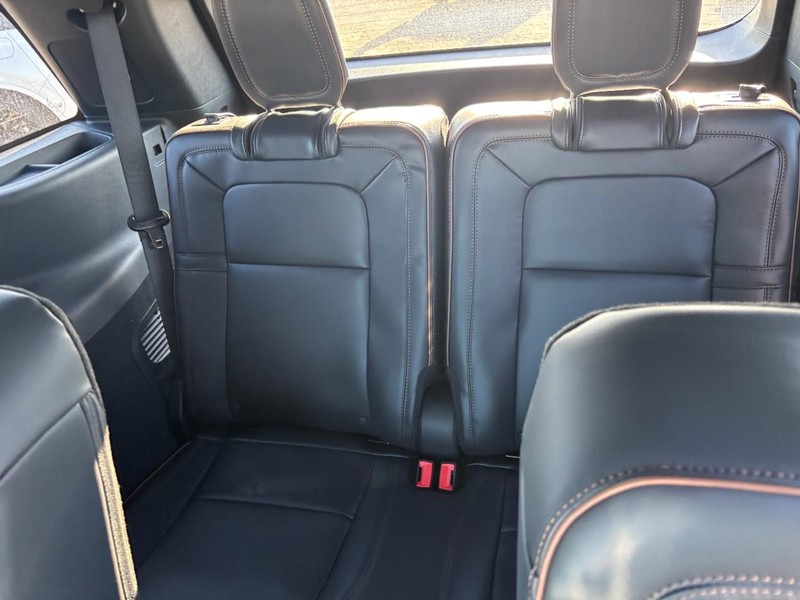 Lincoln Aviator Vehicle Full-screen Gallery Image 11