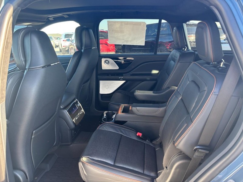 Lincoln Aviator Vehicle Full-screen Gallery Image 12