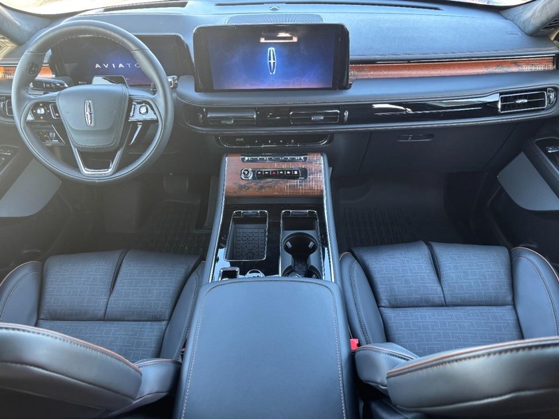 Lincoln Aviator Vehicle Full-screen Gallery Image 14