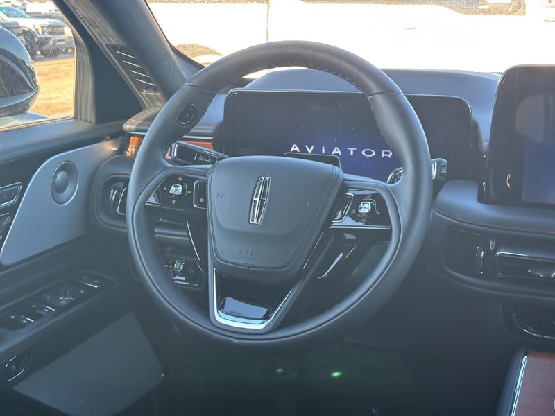 Lincoln Aviator Vehicle Full-screen Gallery Image 15