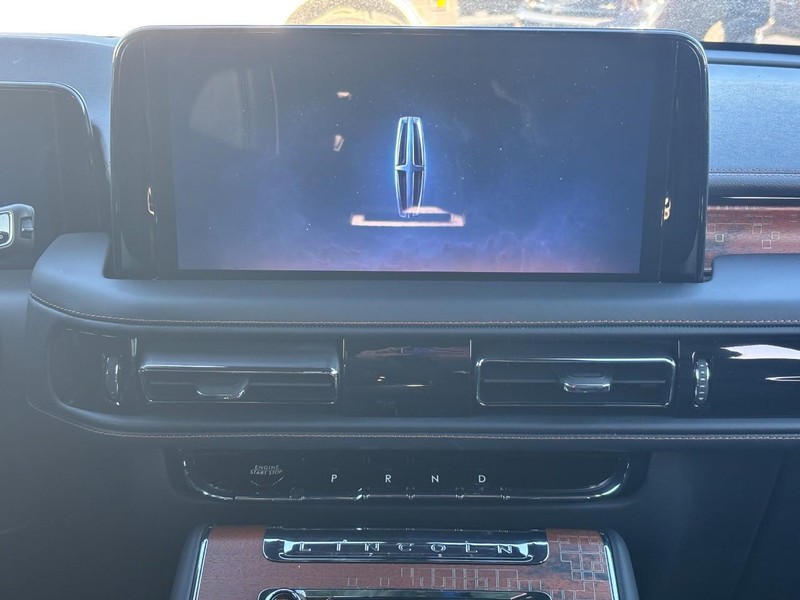 Lincoln Aviator Vehicle Full-screen Gallery Image 16