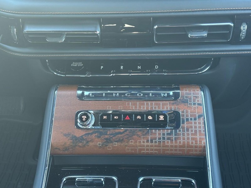 Lincoln Aviator Vehicle Full-screen Gallery Image 17