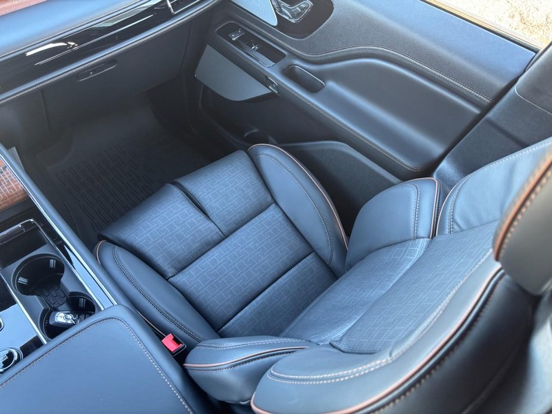 Lincoln Aviator Vehicle Full-screen Gallery Image 18