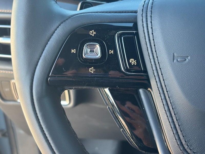 Lincoln Aviator Vehicle Full-screen Gallery Image 22