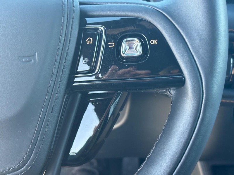 Lincoln Aviator Vehicle Full-screen Gallery Image 23