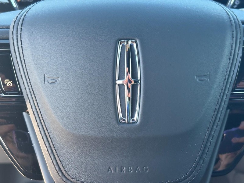 Lincoln Aviator Vehicle Full-screen Gallery Image 24