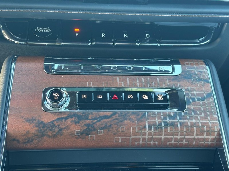 Lincoln Aviator Vehicle Full-screen Gallery Image 29