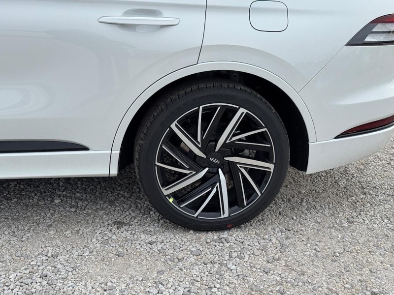 Lincoln Aviator Vehicle Full-screen Gallery Image 10