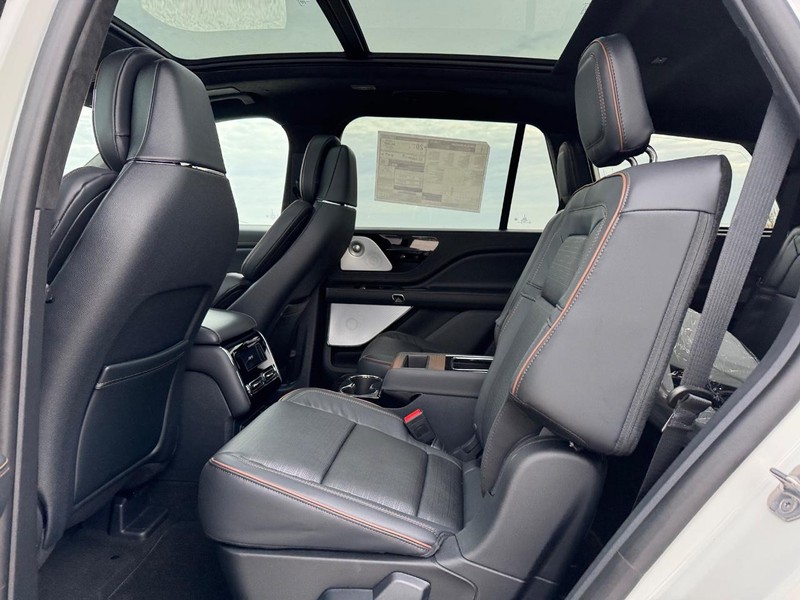 Lincoln Aviator Vehicle Full-screen Gallery Image 11