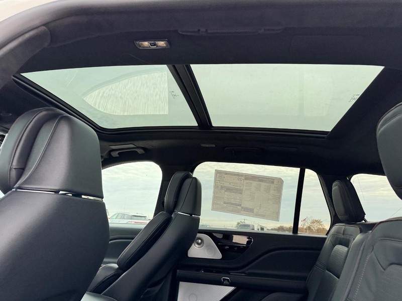 Lincoln Aviator Vehicle Full-screen Gallery Image 12