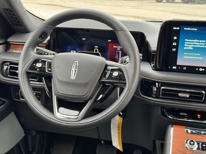 Lincoln Aviator Vehicle Full-screen Gallery Image 15