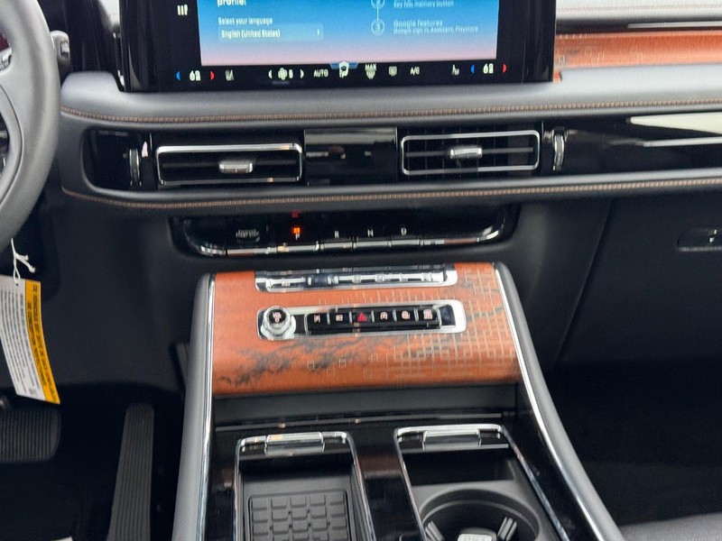 Lincoln Aviator Vehicle Full-screen Gallery Image 17