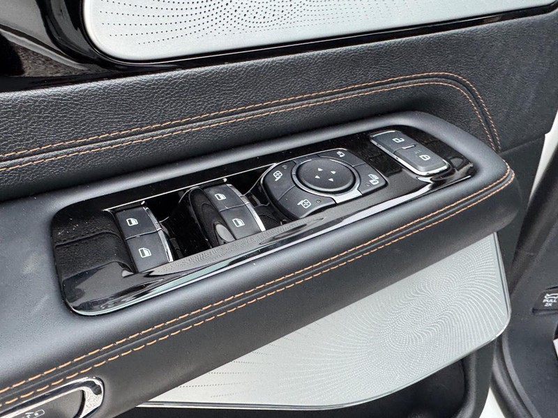 Lincoln Aviator Vehicle Full-screen Gallery Image 19