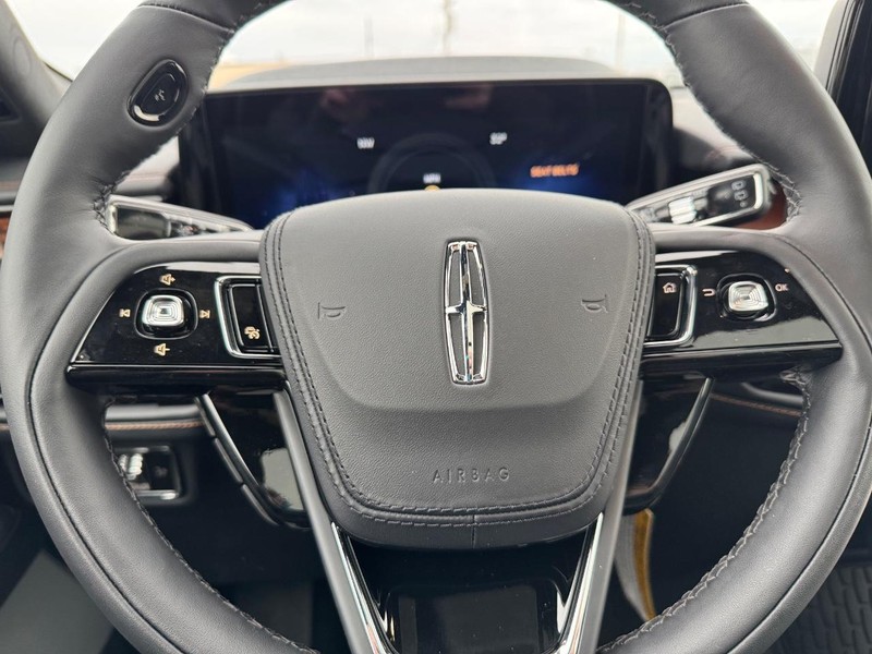 Lincoln Aviator Vehicle Full-screen Gallery Image 20