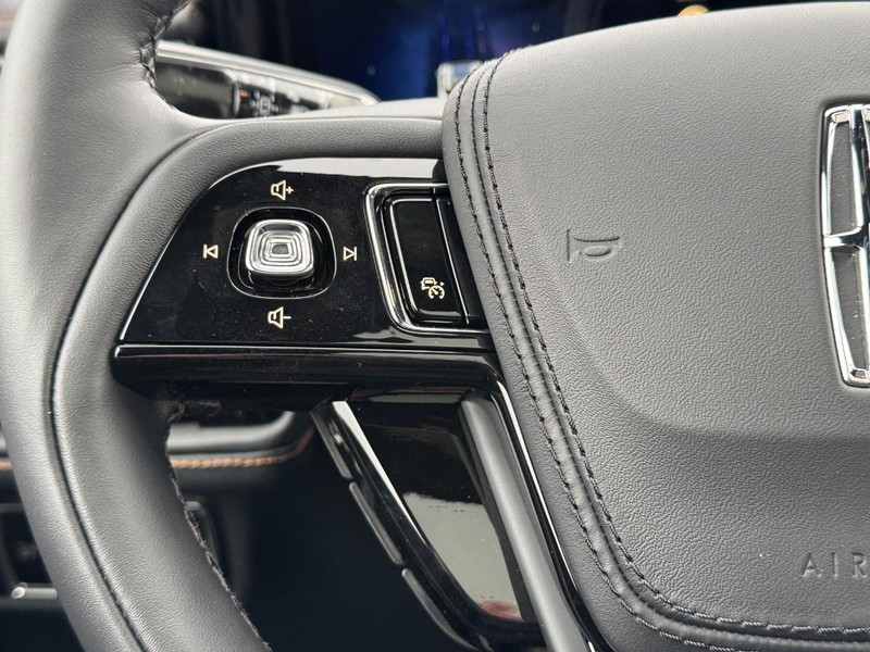 Lincoln Aviator Vehicle Full-screen Gallery Image 21