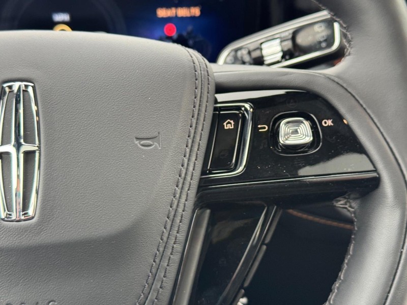 Lincoln Aviator Vehicle Full-screen Gallery Image 22