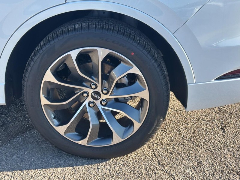 Lincoln Aviator Vehicle Full-screen Gallery Image 10