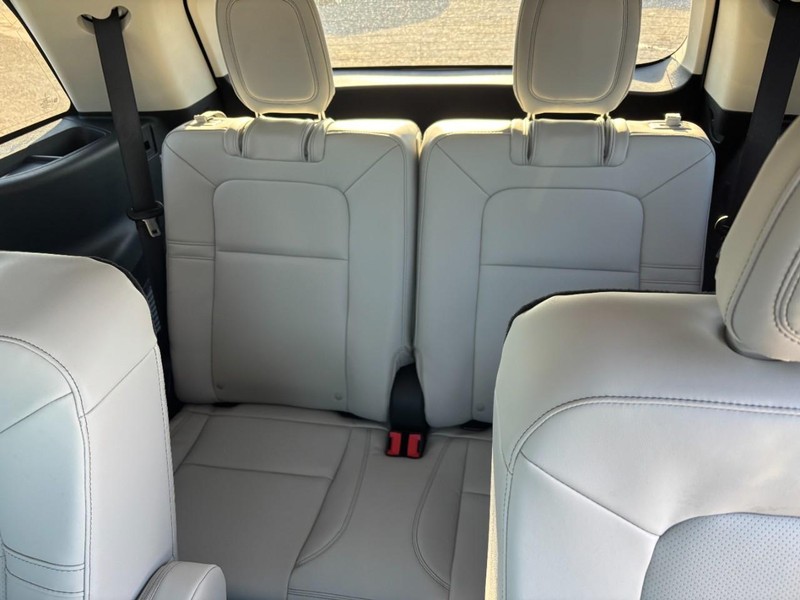 Lincoln Aviator Vehicle Full-screen Gallery Image 11