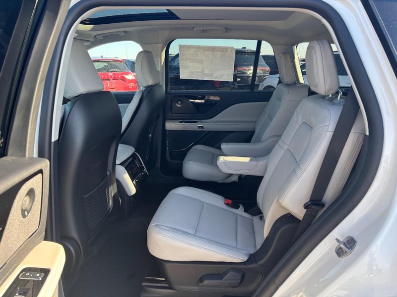 Lincoln Aviator Vehicle Full-screen Gallery Image 12
