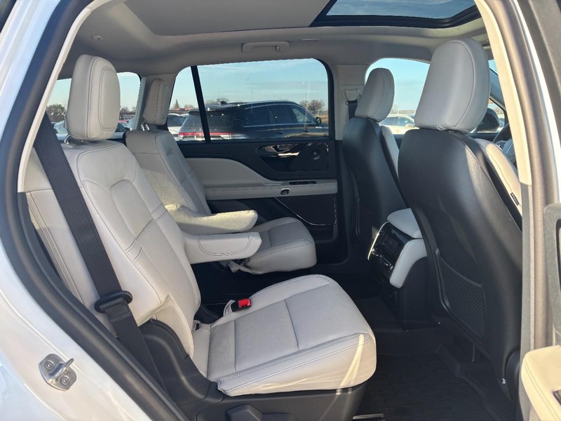Lincoln Aviator Vehicle Full-screen Gallery Image 13